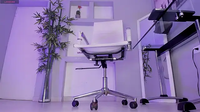 hannah howeell   online show from September 11, 9:42 am