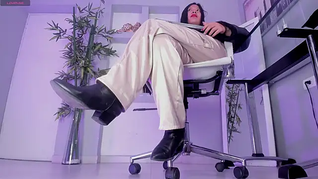 hannah howeell   online show from October 21, 10:05 am