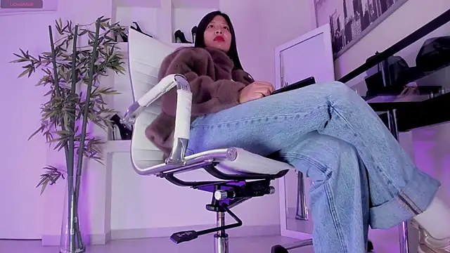 hannah howeell   online show from March 26, 9:48 am