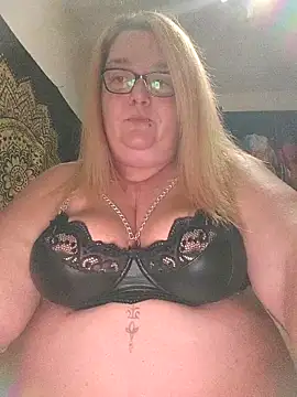 Snapshot of diosacurvy1984 chatting on November 5, 10:54 pm diosacurvy1984 online show from November 5, 10:54 pm