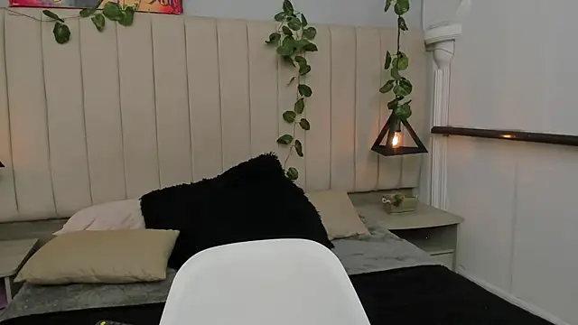 Snapshot of Paulina_Lopezz chatting on November 13, 9:47 pm Paulina Lopezz online show from November 13, 9:47 pm