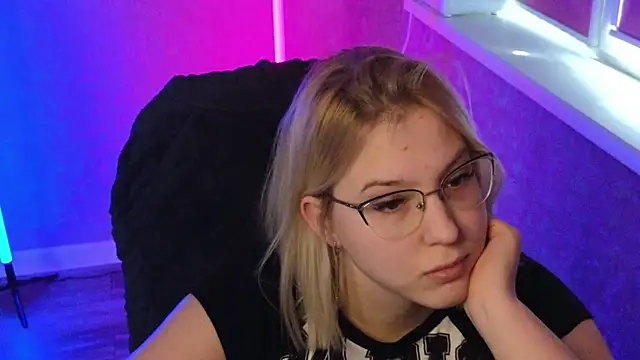 HotBrandyX online show from March 3, 8:05 am