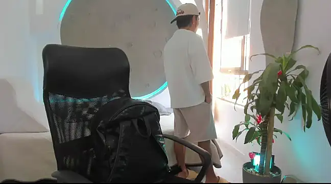 Snapshot of tattokoi chatting on March 8, 7:31 pm tattokoi online show from March 8, 7:31 pm