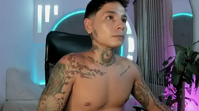 Snapshot of tattokoi chatting on March 11, 11:04 pm tattokoi online show from March 11, 11:04 pm