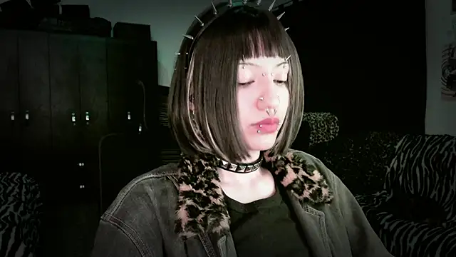 Snapshot of roxy_toxic chatting on May 11, 11:24 pm roxy toxic online show from May 11, 11:24 pm