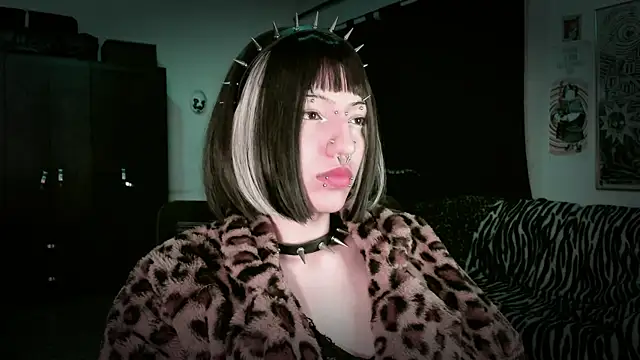 Snapshot of roxy_toxic chatting on May 14, 12:17 am roxy toxic online show from May 14, 12:17 am