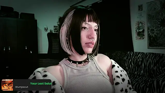 Snapshot of roxy_toxic chatting on May 15, 11:01 pm roxy toxic online show from May 15, 11:01 pm