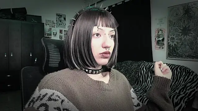 Snapshot of roxy_toxic chatting on June 4, 12:49 am roxy toxic online show from June 4, 12:49 am