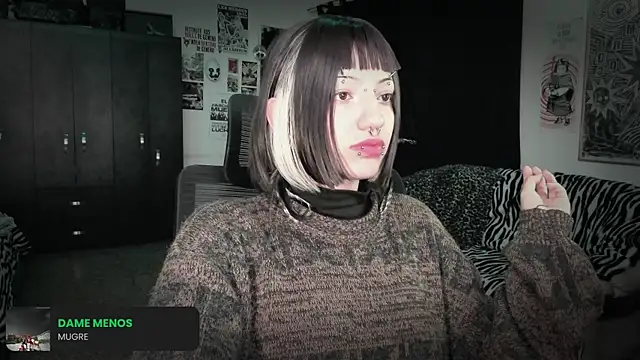 Snapshot of roxy_toxic chatting on June 9, 12:44 am roxy toxic online show from June 9, 12:44 am