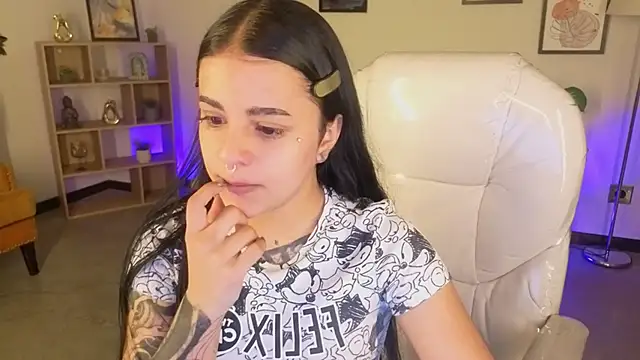 Nicole Foxx  online show from October 31, 8:21 pm