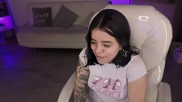 Nicole Foxx  online show from January 9, 7:04 pm