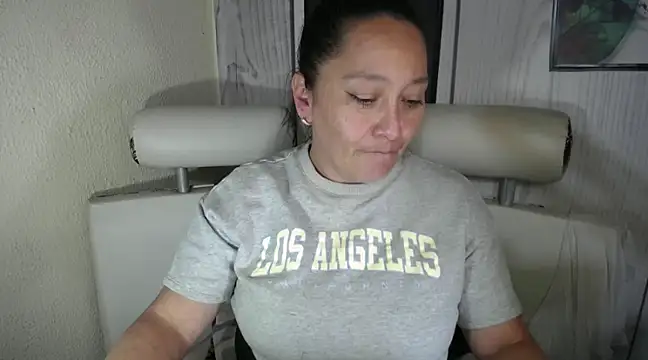 Snapshot of JULIANAWET69 chatting on February 14, 1:56 am JULIANAWET69 online show from February 14, 1:56 am