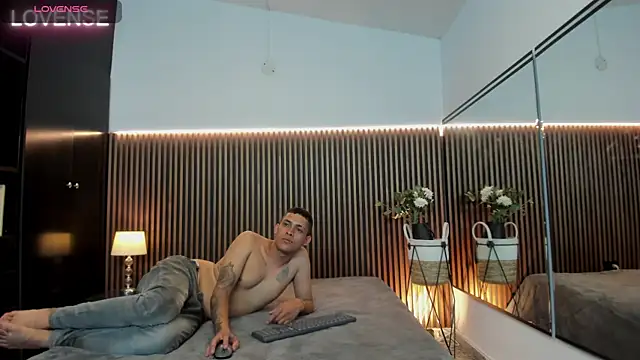 alicia chris online show from February 8, 3:52 am