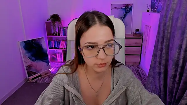 Snapshot of PamBeesly chatting on February 26, 8:04 am PamBeesly online show from February 26, 8:04 am