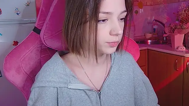 PamBeesly online show from April 8, 3:12 pm