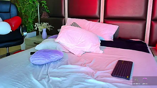 Bella Smiith  online show from February 18, 1:32 am