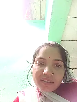 Snapshot of Bhuvi_Bedi chatting on February 4, 10:00 am Bhuvi Bedi online show from February 4, 10:00 am
