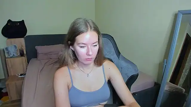 EmilyPaw online show from September 12, 8:14 am