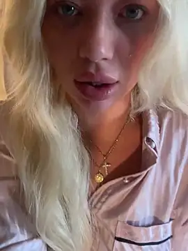 Snapshot of blissdimicco chatting on October 22, 10:04 am blissdimicco online show from October 22, 10:04 am