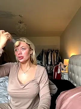 Snapshot of blissdimicco chatting on October 31, 9:32 am blissdimicco online show from October 31, 9:32 am