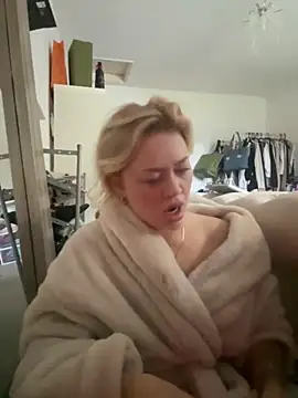 Snapshot of blissdimicco chatting on November 10, 8:35 am blissdimicco online show from November 10, 8:35 am