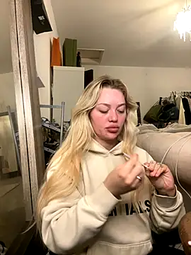 Snapshot of blissdimicco chatting on December 1, 12:32 pm blissdimicco online show from December 1, 12:32 pm