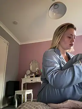 Snapshot of blissdimicco chatting on December 16, 9:14 am blissdimicco online show from December 16, 9:14 am