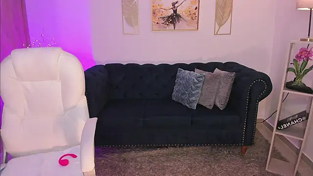 Snapshot of Layla_Breezee chatting on January 18, 12:31 pm Layla Breezee online show from January 18, 12:31 pm