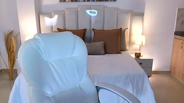 Layla Breezee online show from April 4, 10:13 am