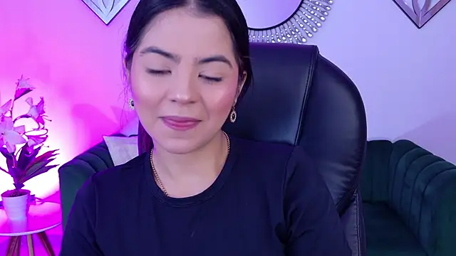 Layla Breezee online show from April 18, 10:30 am