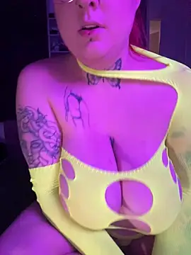 Snapshot of it_is_spicy chatting on February 6, 12:43 am it is spicy online show from February 6, 12:43 am