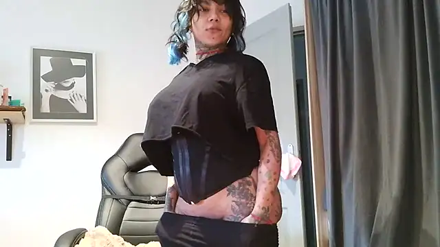 Snapshot of serena__vedette chatting on February 3, 12:32 pm serena vedette online show from February 3, 12:32 pm