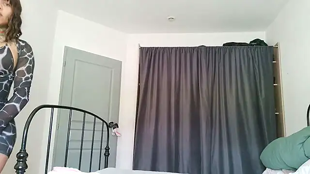 Snapshot of serena__vedette chatting on February 28, 1:23 pm serena vedette online show from February 28, 1:23 pm