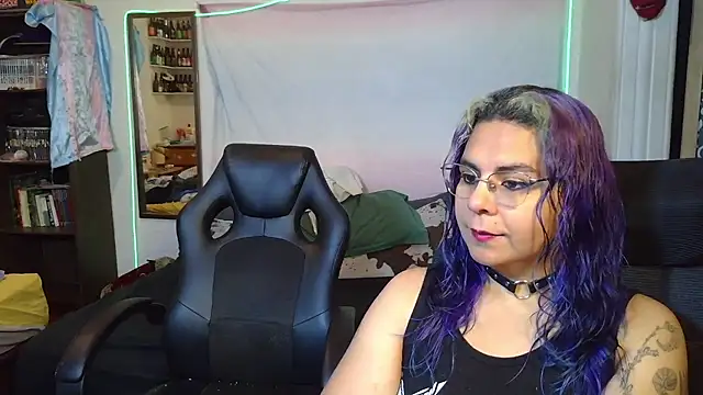 Snapshot of Evelan420 chatting on February 17, 7:42 pm Evelan420 online show from February 17, 7:42 pm