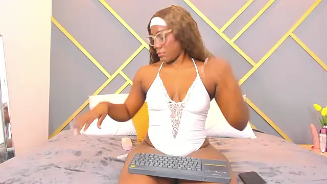 Snapshot of Alaia_Colins chatting on February 19, 3:50 am Alaia Colins online show from February 19, 3:50 am