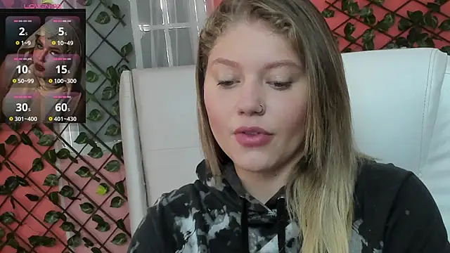 Snapshot of alaia_greyy chatting on July 2, 12:44 pm alaia greyy online show from July 2, 12:44 pm