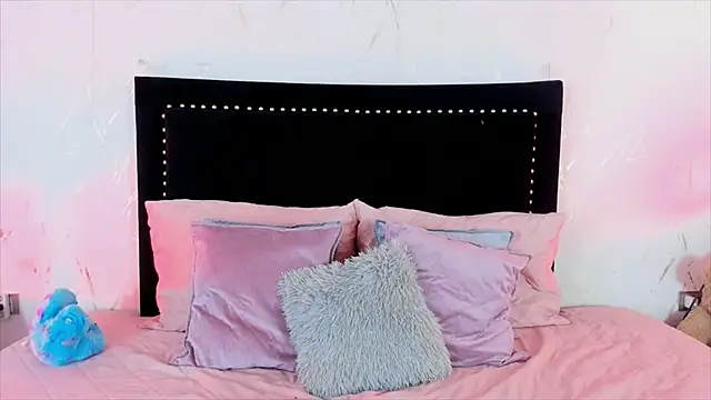 Snapshot of LittleCuties chatting on January 7, 2:58 am LittleCuties online show from January 7, 2:58 am