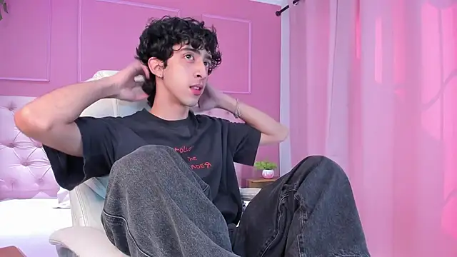 Snapshot of Alezzandro_ chatting on January 22, 2:14 pm Alezzandro online show from January 22, 2:14 pm