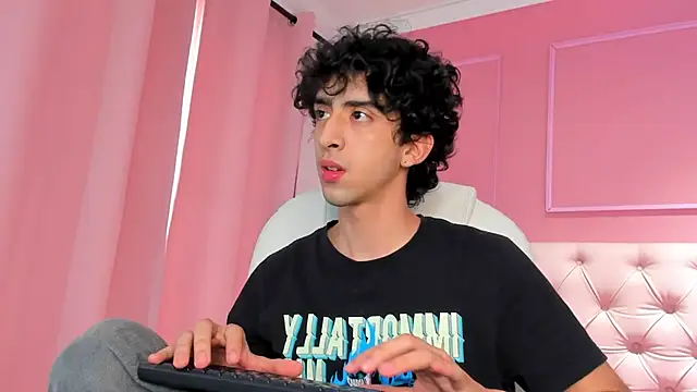 Snapshot of Alezzandro_ chatting on January 27, 8:07 pm Alezzandro online show from January 27, 8:07 pm