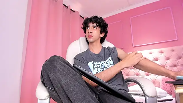 Snapshot of Alezzandro_ chatting on January 29, 8:46 pm Alezzandro online show from January 29, 8:46 pm