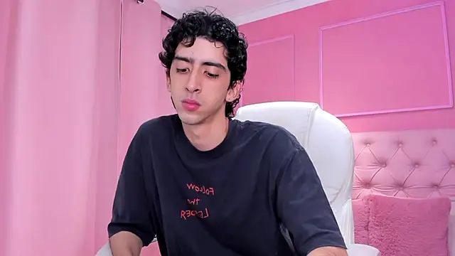 Snapshot of Alezzandro_ chatting on February 3, 2:13 pm Alezzandro online show from February 3, 2:13 pm