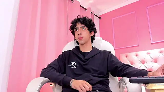 Snapshot of Alezzandro_ chatting on February 4, 5:45 pm Alezzandro online show from February 4, 5:45 pm