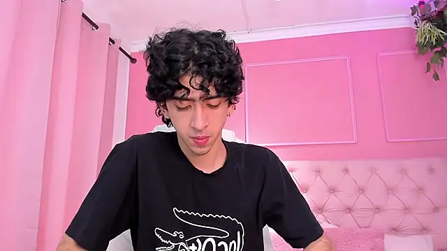 Snapshot of Alezzandro_ chatting on February 5, 1:54 pm Alezzandro online show from February 5, 1:54 pm