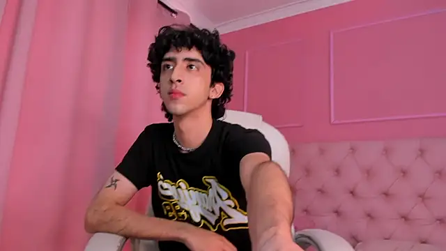 Snapshot of Alezzandro_ chatting on February 5, 8:04 pm Alezzandro online show from February 5, 8:04 pm