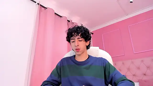 Snapshot of Alezzandro_ chatting on February 6, 2:26 pm Alezzandro online show from February 6, 2:26 pm