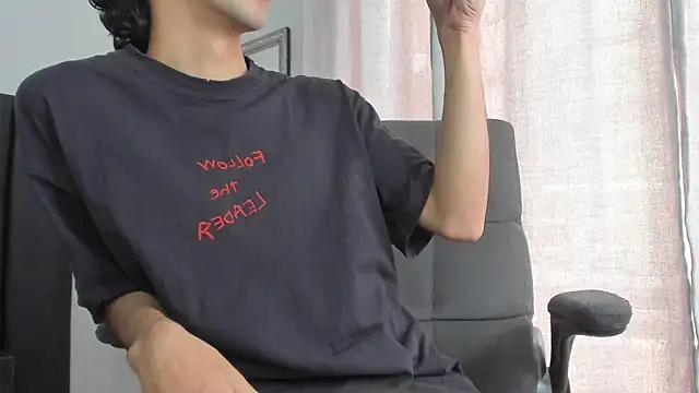 Snapshot of Alezzandro_ chatting on February 12, 2:54 pm Alezzandro online show from February 12, 2:54 pm