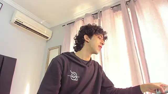 Snapshot of Alezzandro_ chatting on February 17, 2:26 pm Alezzandro online show from February 17, 2:26 pm