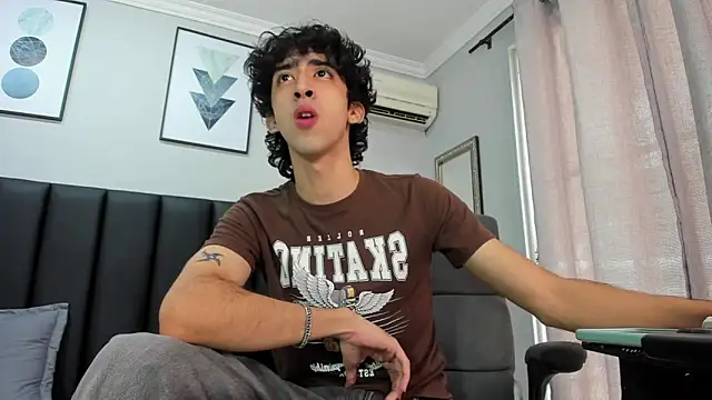 Snapshot of Alezzandro_ chatting on February 18, 2:38 pm Alezzandro online show from February 18, 2:38 pm