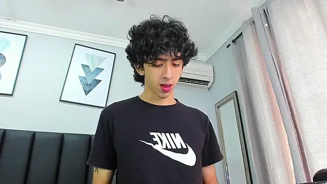 Snapshot of Alezzandro_ chatting on February 19, 2:23 pm Alezzandro online show from February 19, 2:23 pm