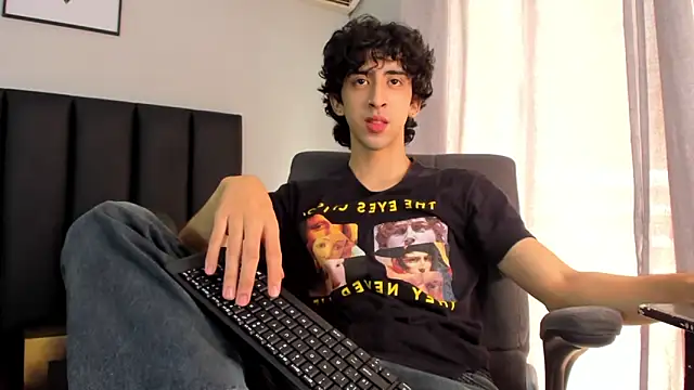 Snapshot of Alezzandro_ chatting on February 27, 2:43 pm Alezzandro online show from February 27, 2:43 pm